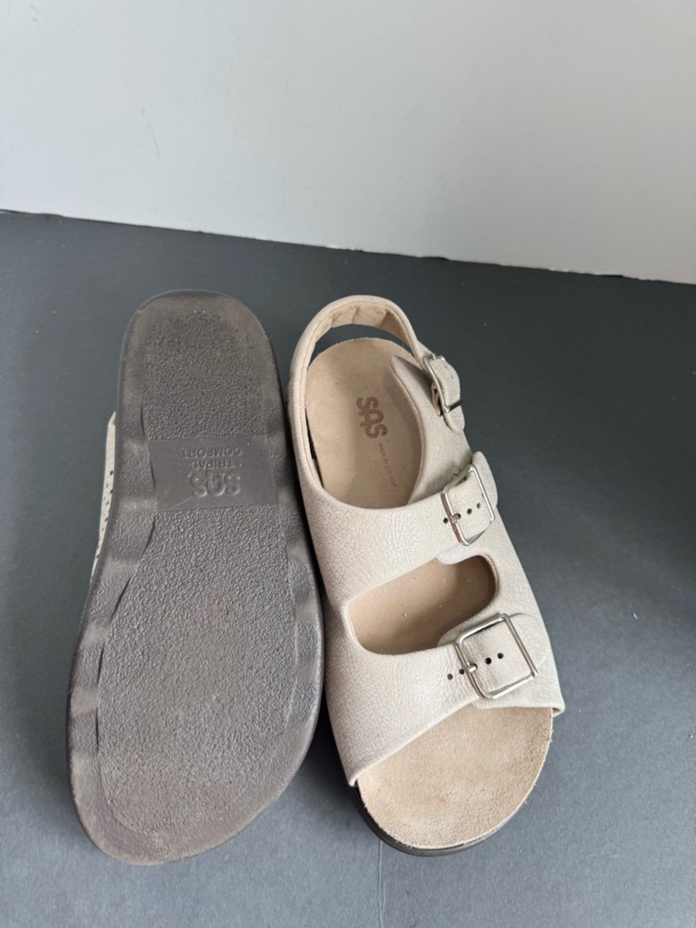SAS Relaxed Printed Leather Buckle Strap Sandals. Size 8.5W - Picture 10 of 16